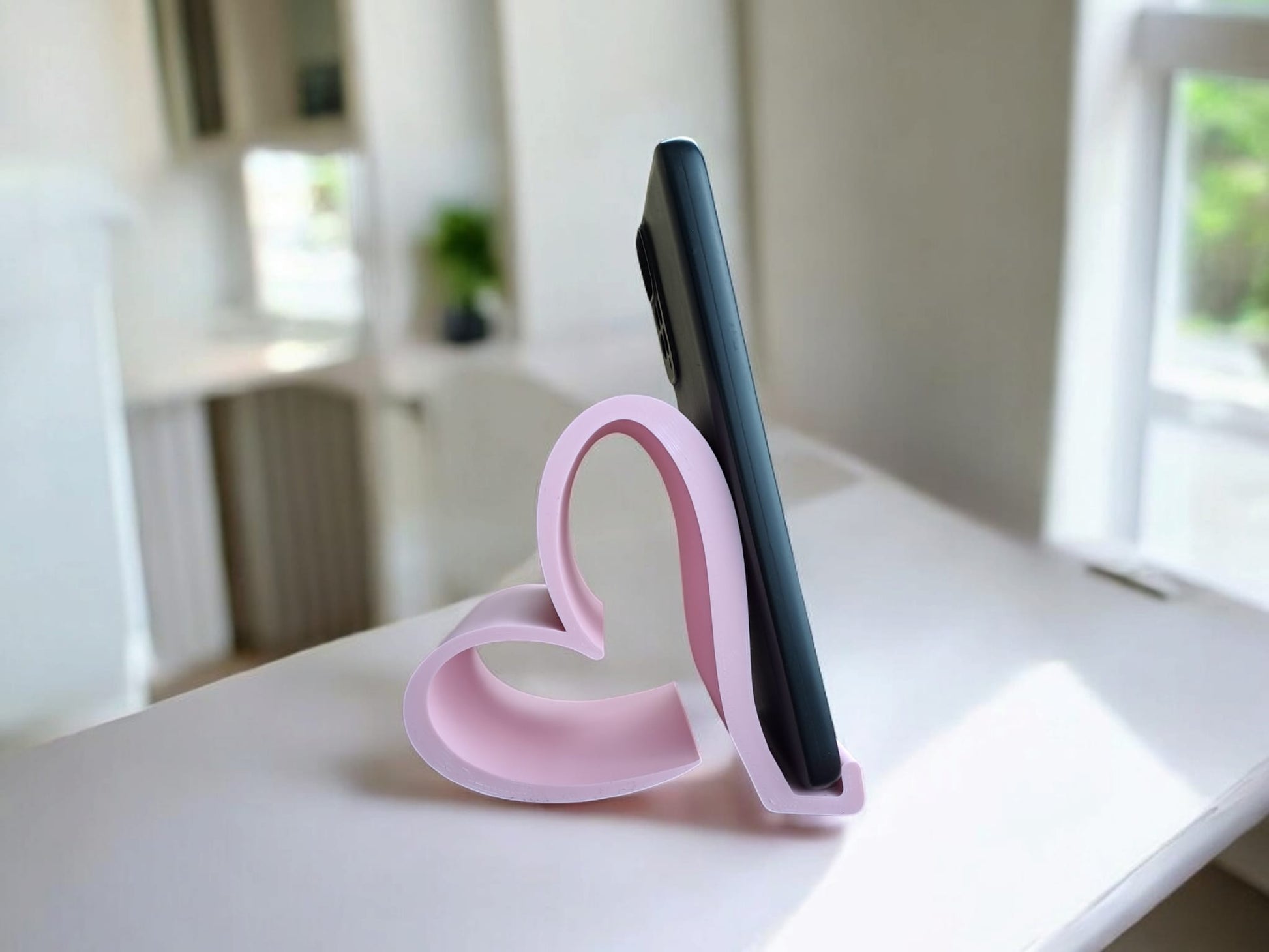 Heart-Shaped Decorative Mobile Stand – Plastic Holder for Desk, Gift & Home Decor